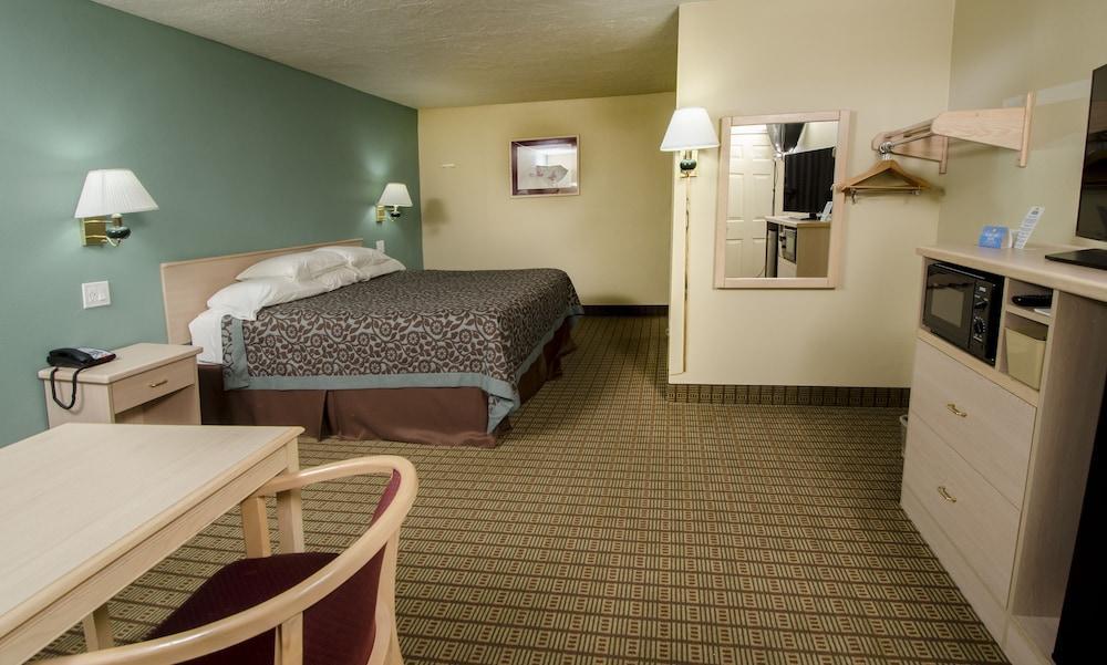 Days Inn By Wyndham Portland Central Bagian luar foto