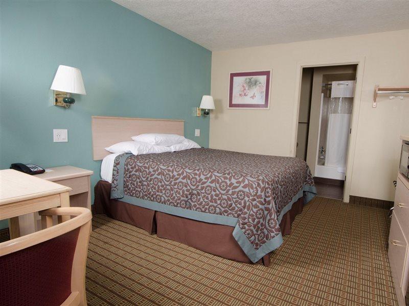Days Inn By Wyndham Portland Central Bagian luar foto