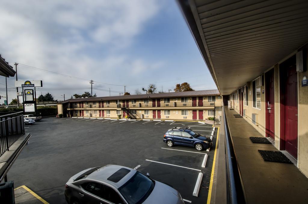 Days Inn By Wyndham Portland Central Bagian luar foto