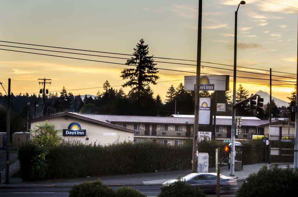 Days Inn By Wyndham Portland Central Bagian luar foto