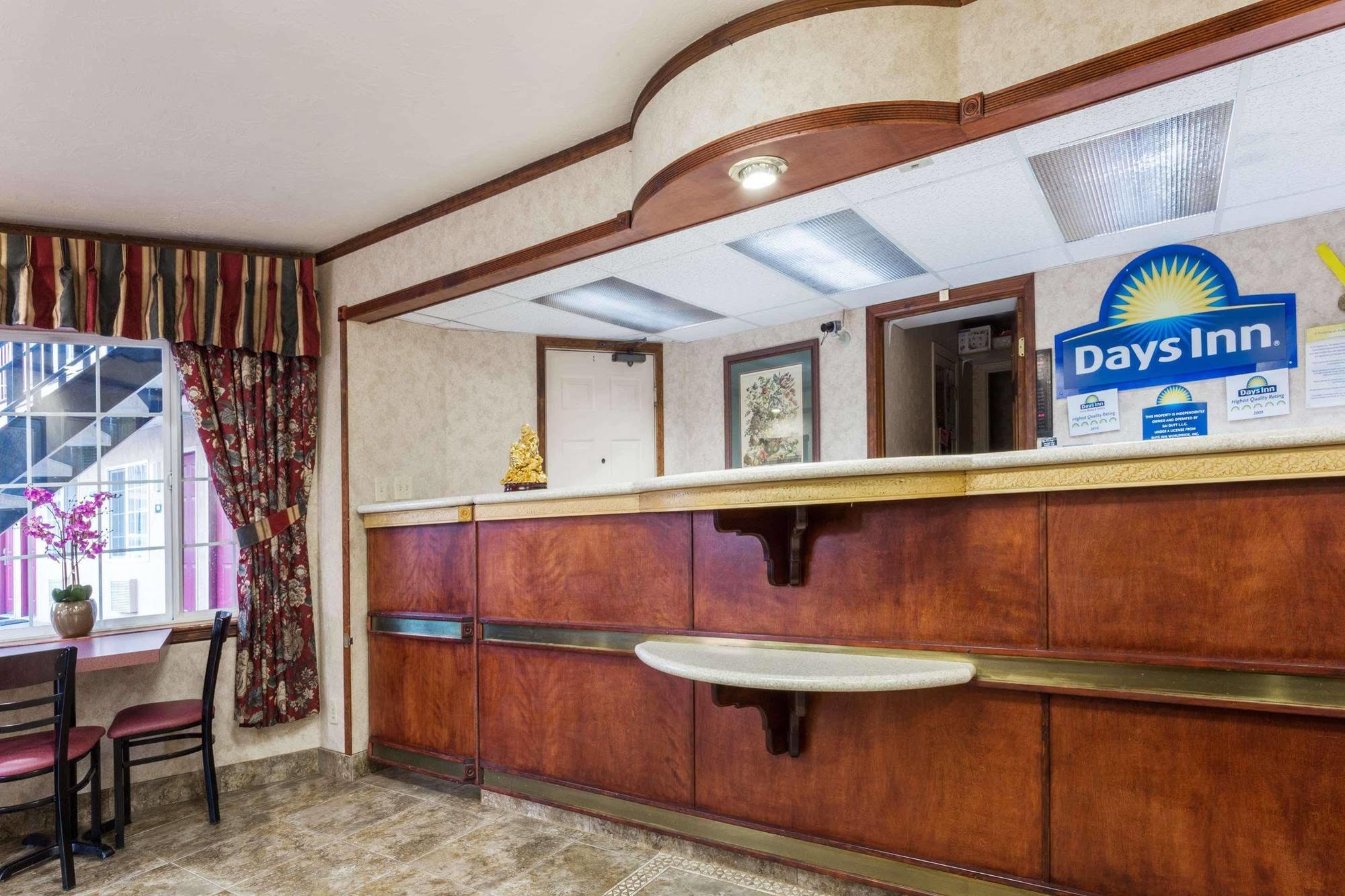 Days Inn By Wyndham Portland Central Bagian luar foto
