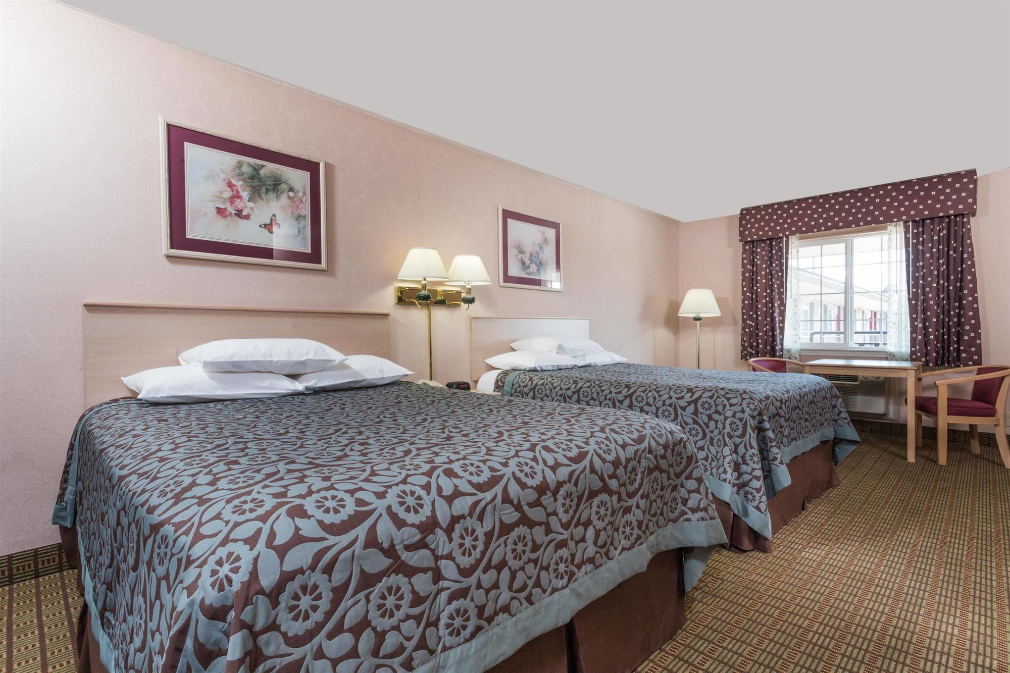 Days Inn By Wyndham Portland Central Bagian luar foto