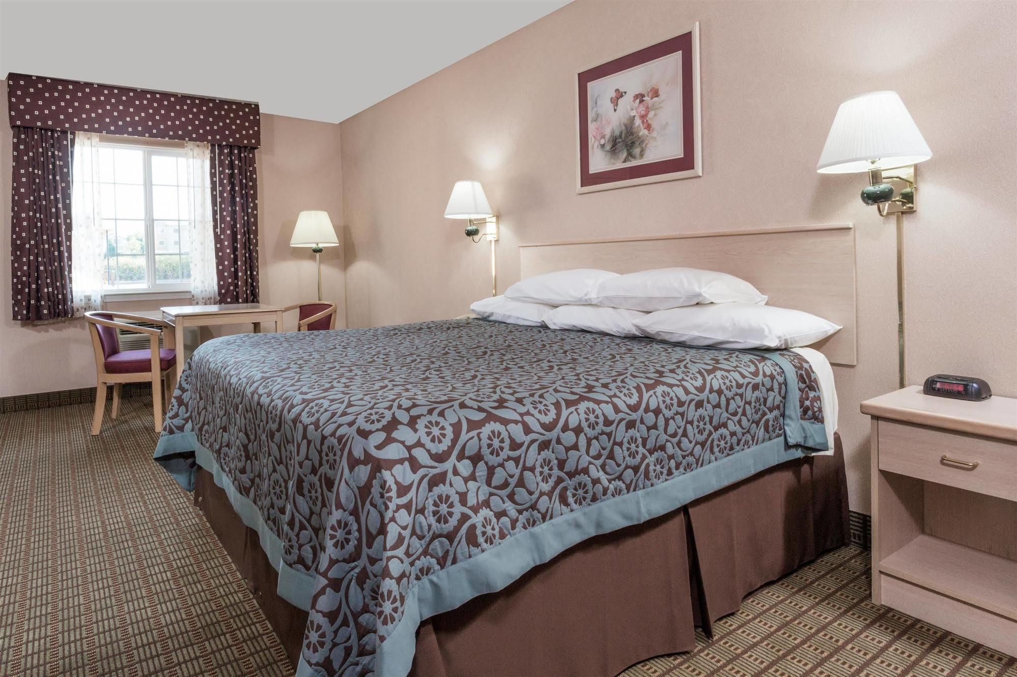 Days Inn By Wyndham Portland Central Bagian luar foto