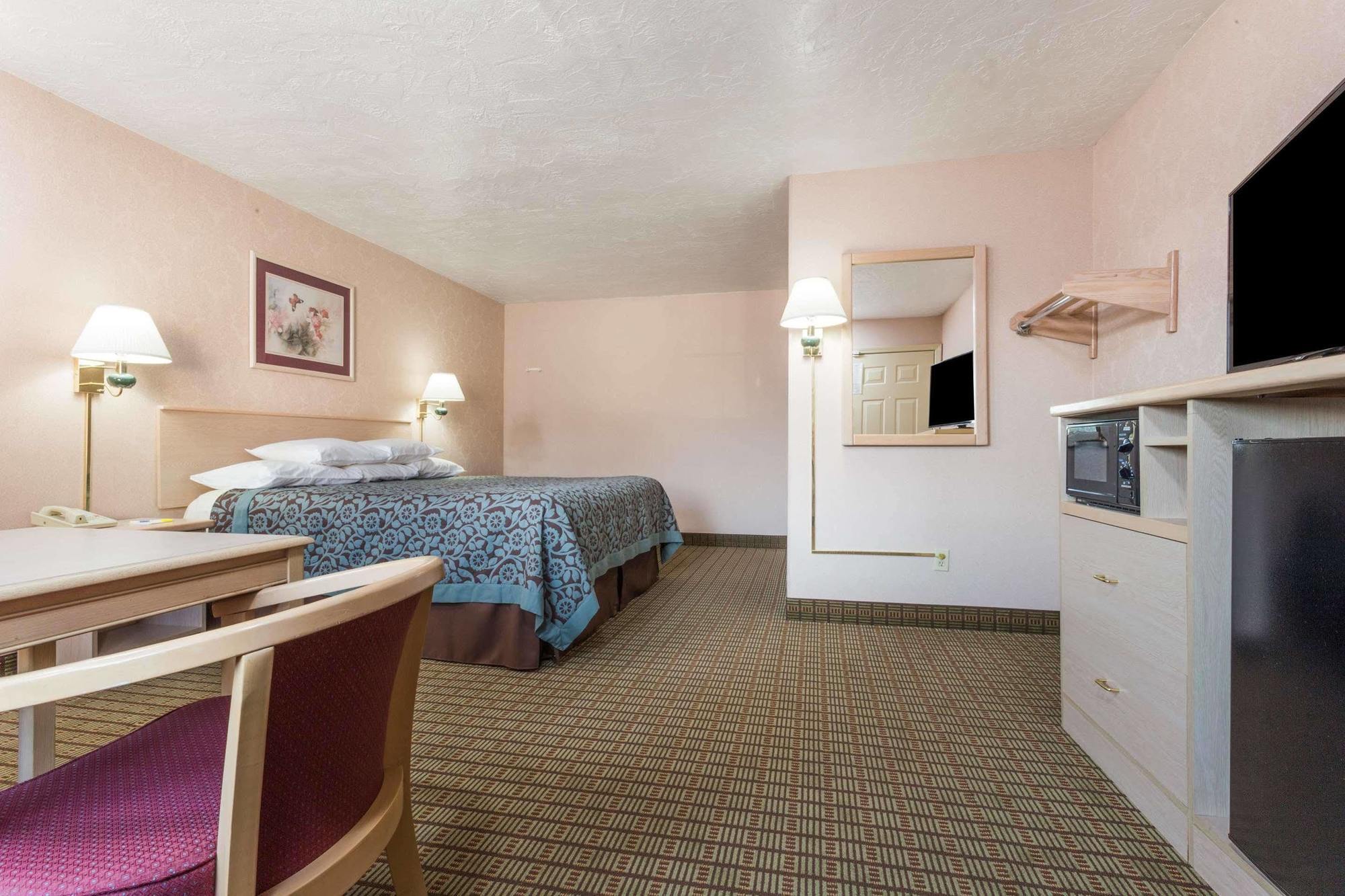 Days Inn By Wyndham Portland Central Bagian luar foto
