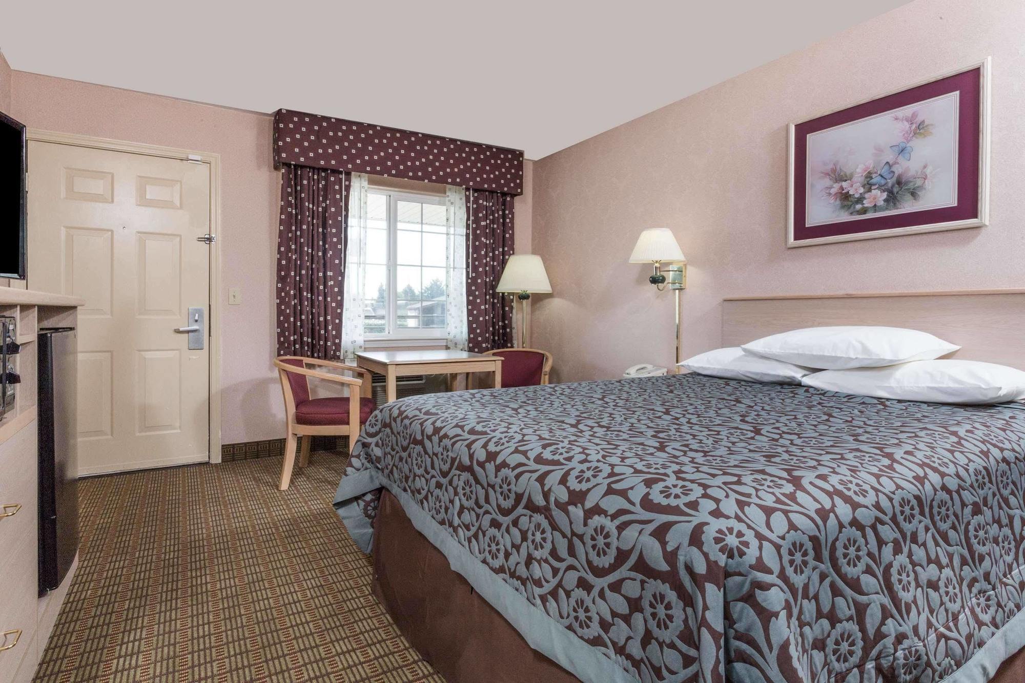 Days Inn By Wyndham Portland Central Bagian luar foto