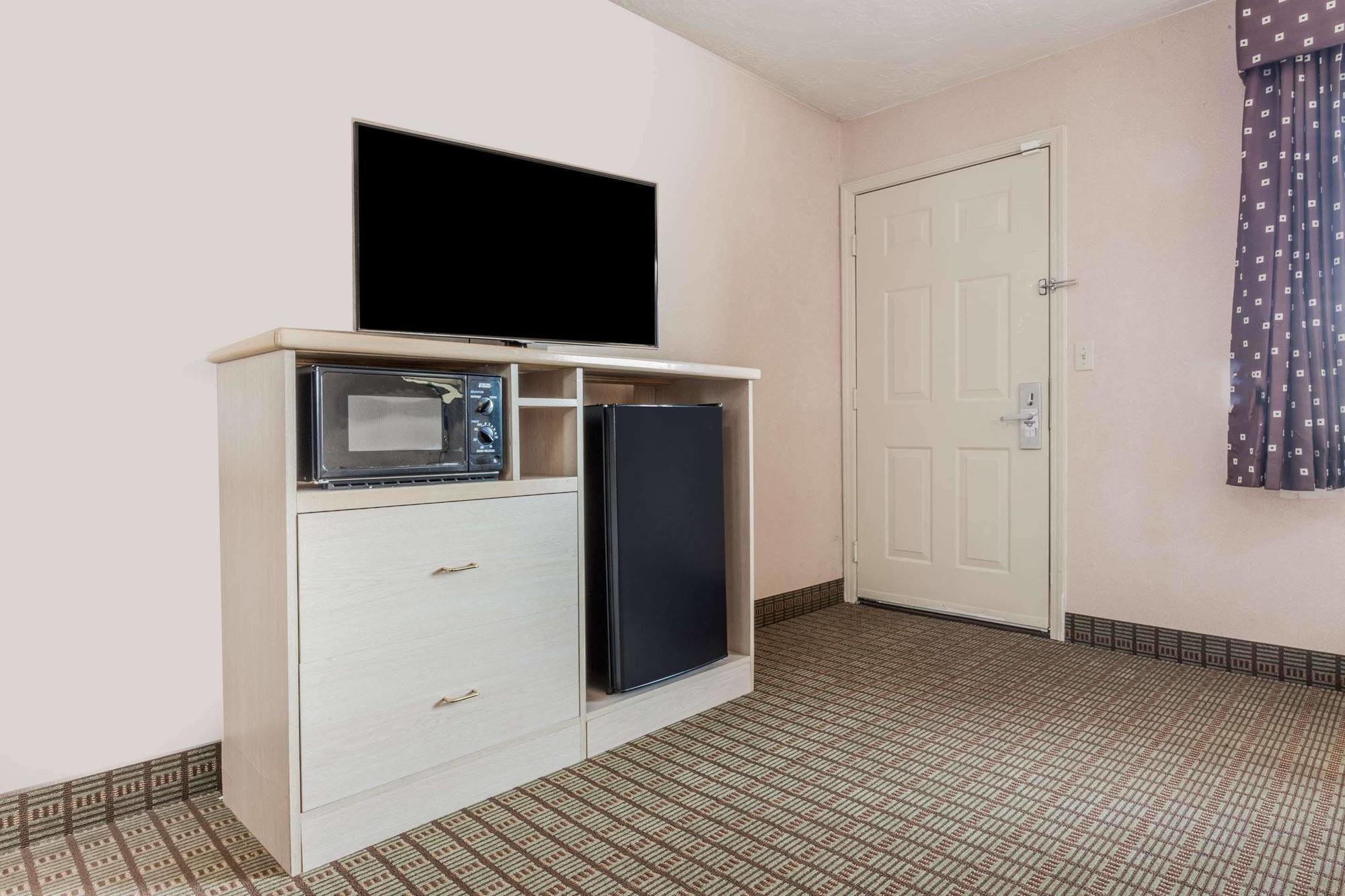 Days Inn By Wyndham Portland Central Bagian luar foto