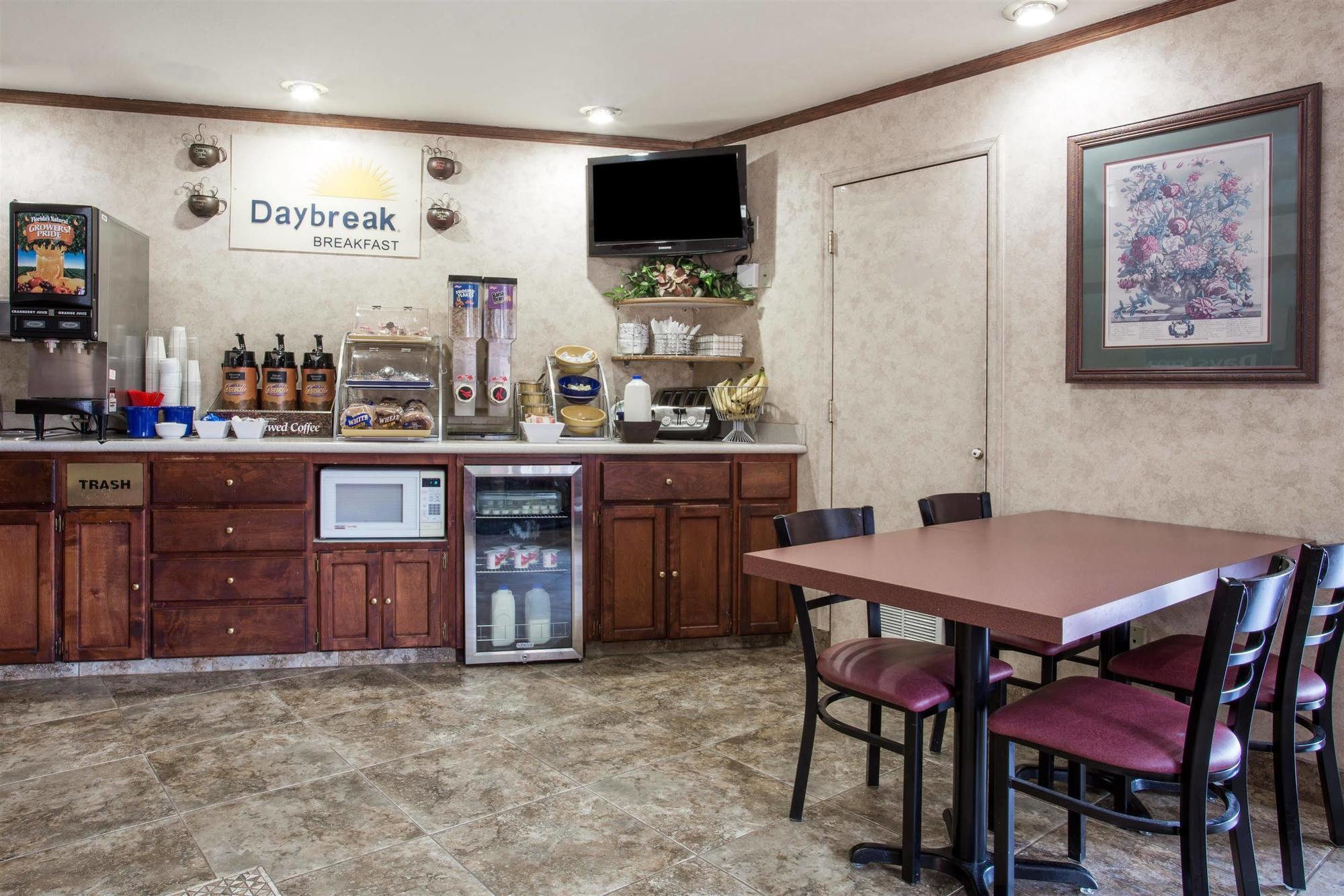 Days Inn By Wyndham Portland Central Bagian luar foto