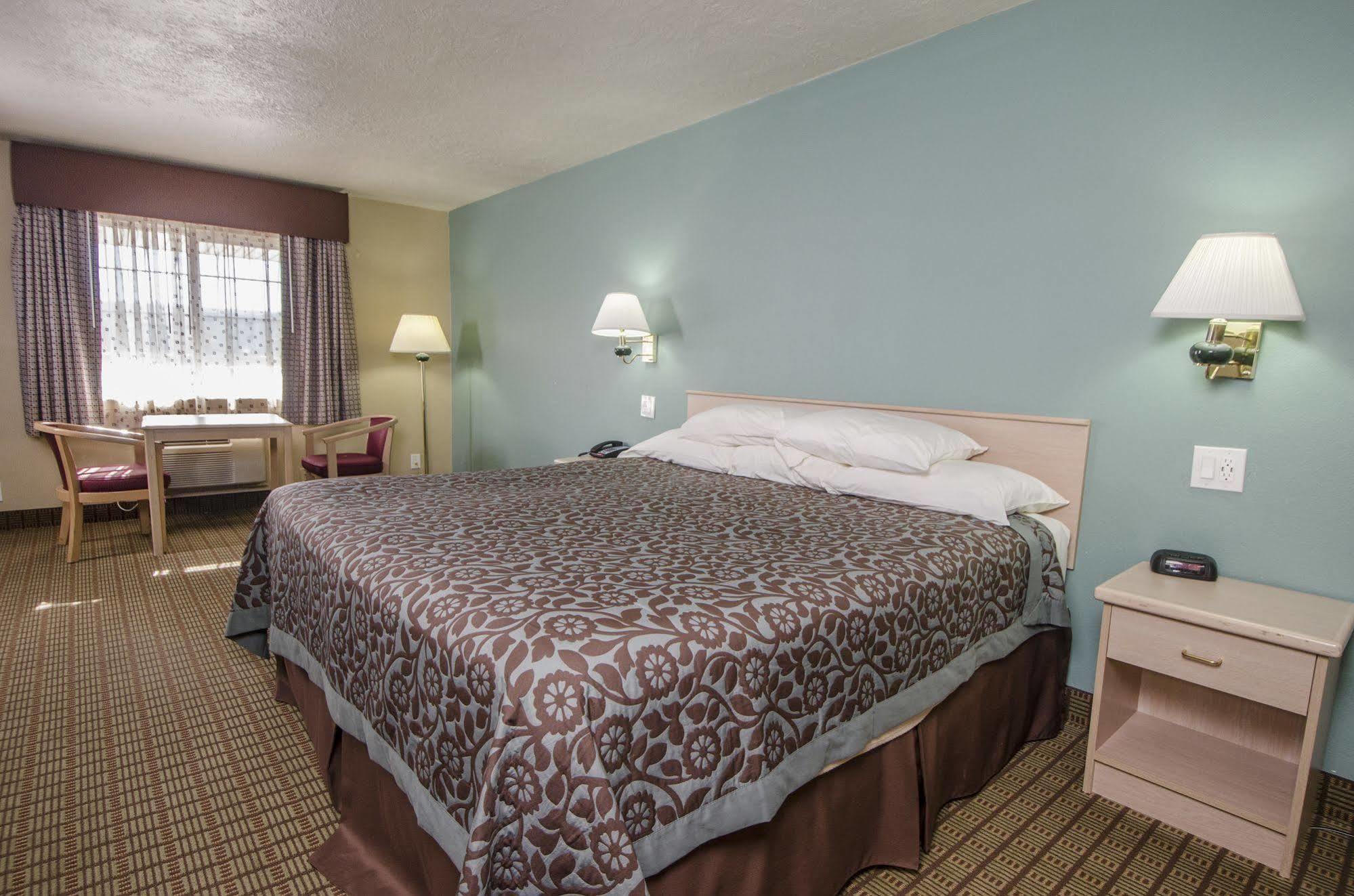 Days Inn By Wyndham Portland Central Bagian luar foto