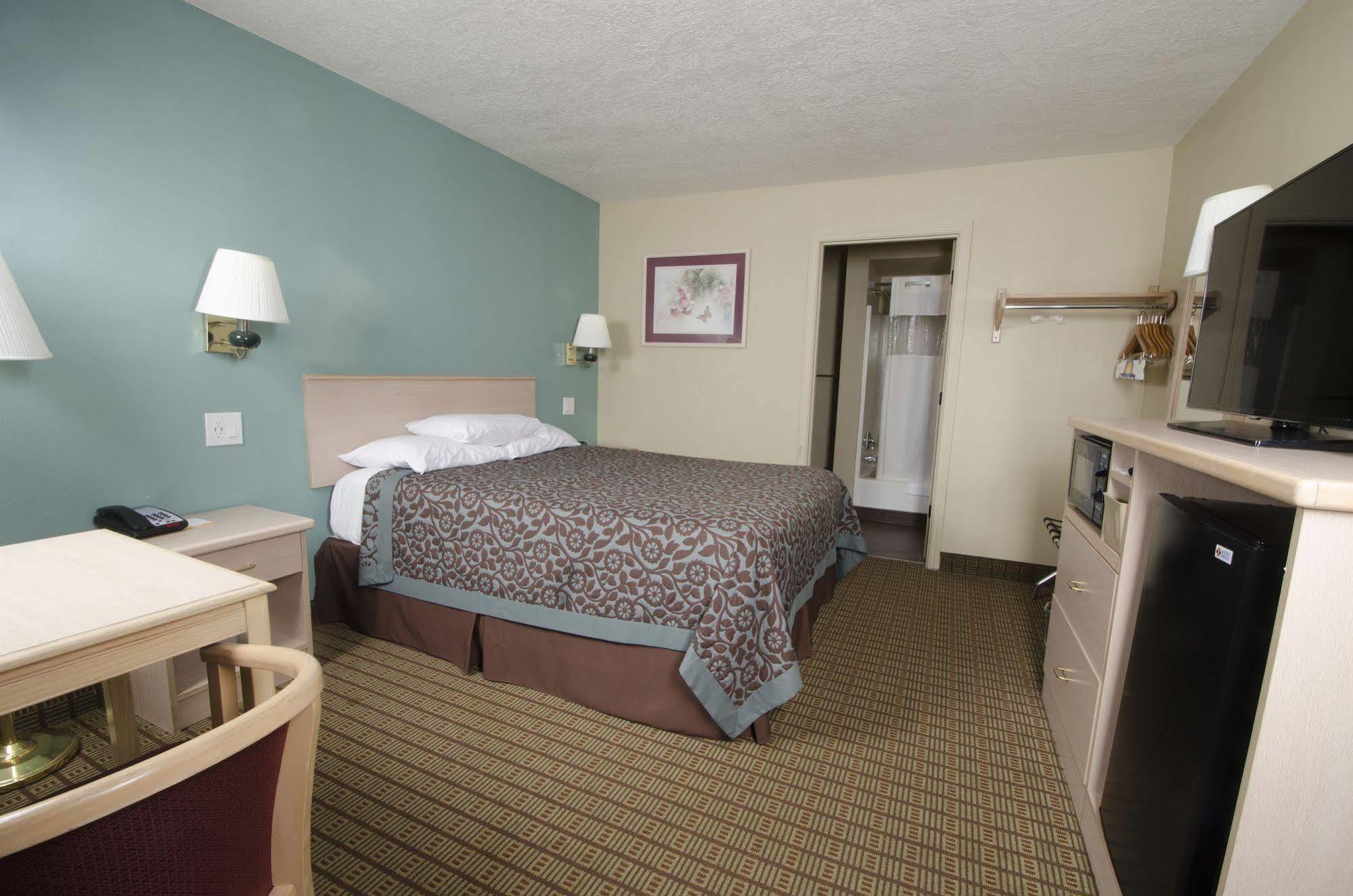 Days Inn By Wyndham Portland Central Bagian luar foto