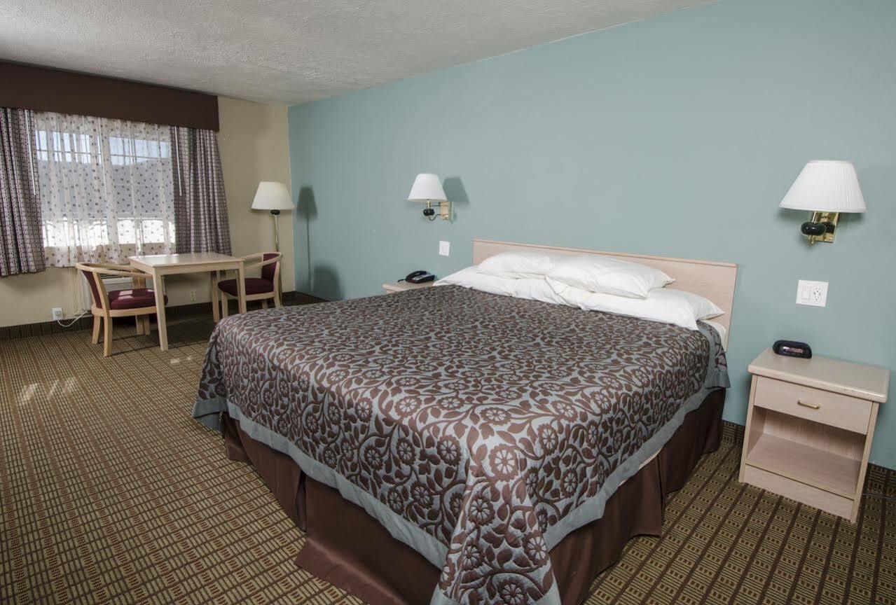 Days Inn By Wyndham Portland Central Bagian luar foto
